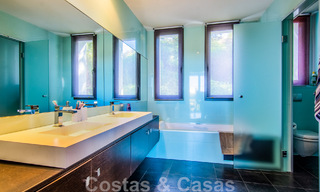 Villa independiente en venta en una posición elevada, con vistas panorámicas a la montaña y al mar en una exclusiva urbanización en Marbella Este 46969 