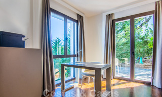 Villa independiente en venta en una posición elevada, con vistas panorámicas a la montaña y al mar en una exclusiva urbanización en Marbella Este 46970 