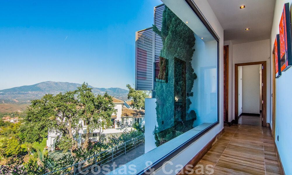 Villa independiente en venta en una posición elevada, con vistas panorámicas a la montaña y al mar en una exclusiva urbanización en Marbella Este 46973