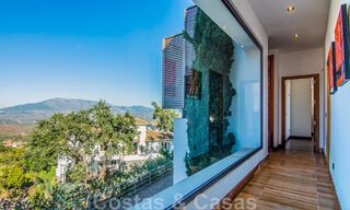 Villa independiente en venta en una posición elevada, con vistas panorámicas a la montaña y al mar en una exclusiva urbanización en Marbella Este 46973 