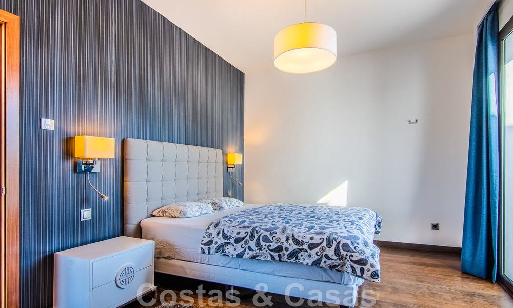Villa independiente en venta en una posición elevada, con vistas panorámicas a la montaña y al mar en una exclusiva urbanización en Marbella Este 46974