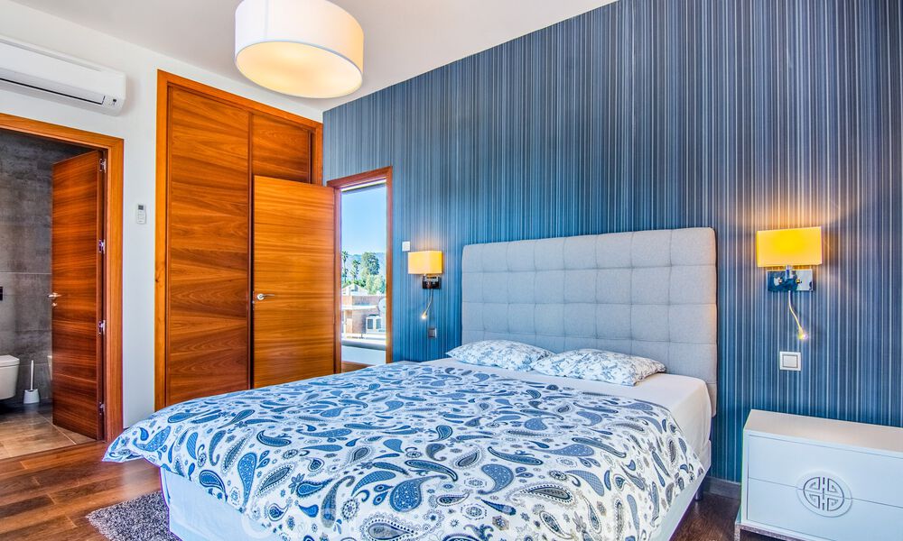 Villa independiente en venta en una posición elevada, con vistas panorámicas a la montaña y al mar en una exclusiva urbanización en Marbella Este 46975