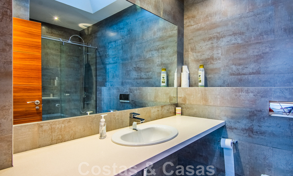 Villa independiente en venta en una posición elevada, con vistas panorámicas a la montaña y al mar en una exclusiva urbanización en Marbella Este 46976