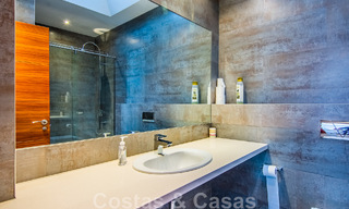 Villa independiente en venta en una posición elevada, con vistas panorámicas a la montaña y al mar en una exclusiva urbanización en Marbella Este 46976 