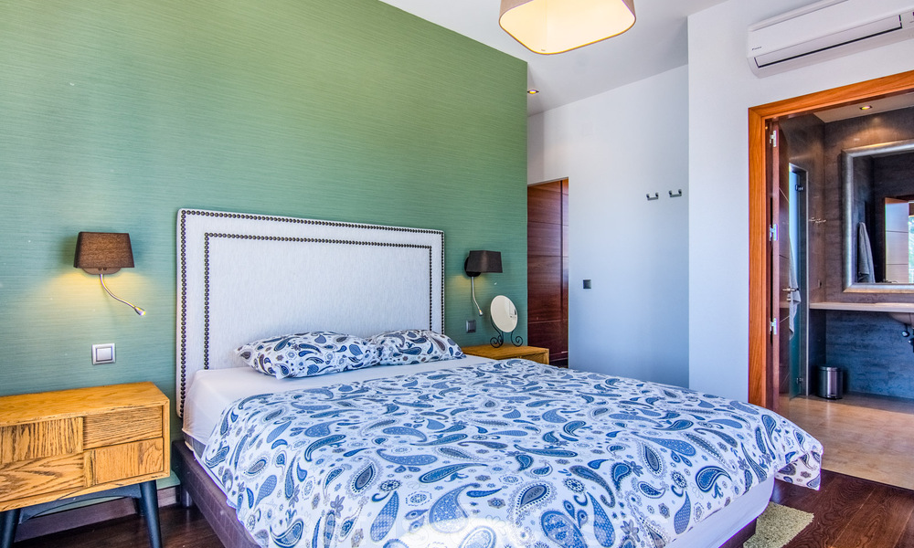 Villa independiente en venta en una posición elevada, con vistas panorámicas a la montaña y al mar en una exclusiva urbanización en Marbella Este 46977