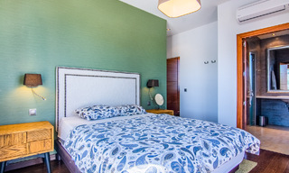 Villa independiente en venta en una posición elevada, con vistas panorámicas a la montaña y al mar en una exclusiva urbanización en Marbella Este 46977 