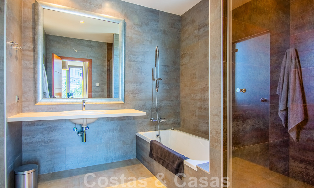 Villa independiente en venta en una posición elevada, con vistas panorámicas a la montaña y al mar en una exclusiva urbanización en Marbella Este 46978