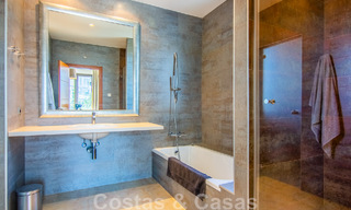 Villa independiente en venta en una posición elevada, con vistas panorámicas a la montaña y al mar en una exclusiva urbanización en Marbella Este 46978 