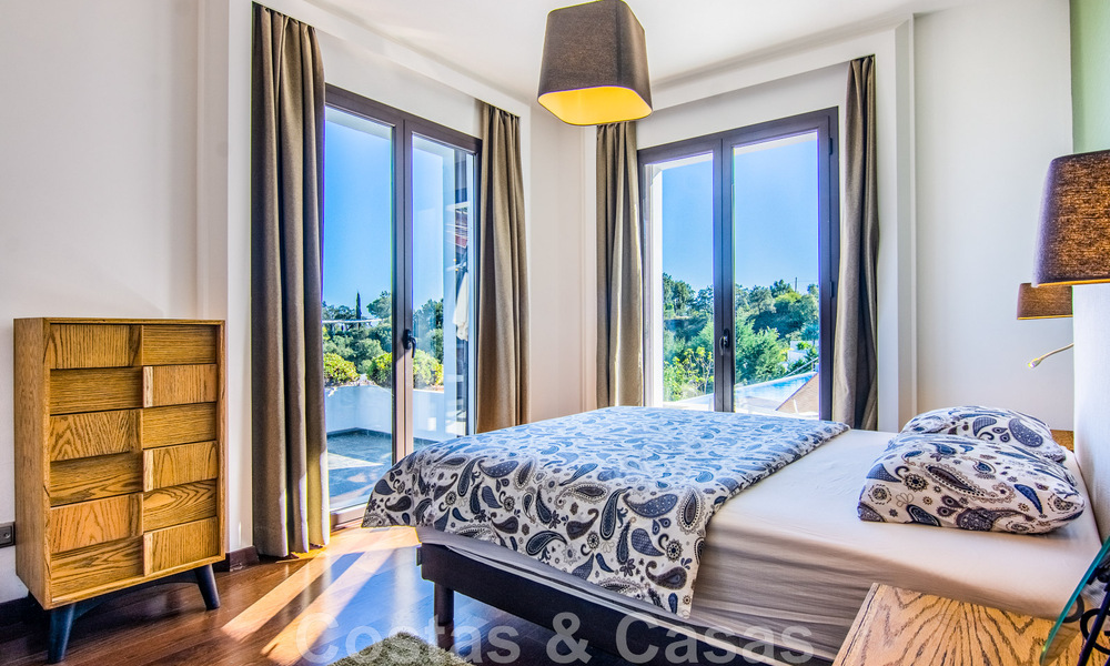 Villa independiente en venta en una posición elevada, con vistas panorámicas a la montaña y al mar en una exclusiva urbanización en Marbella Este 46979
