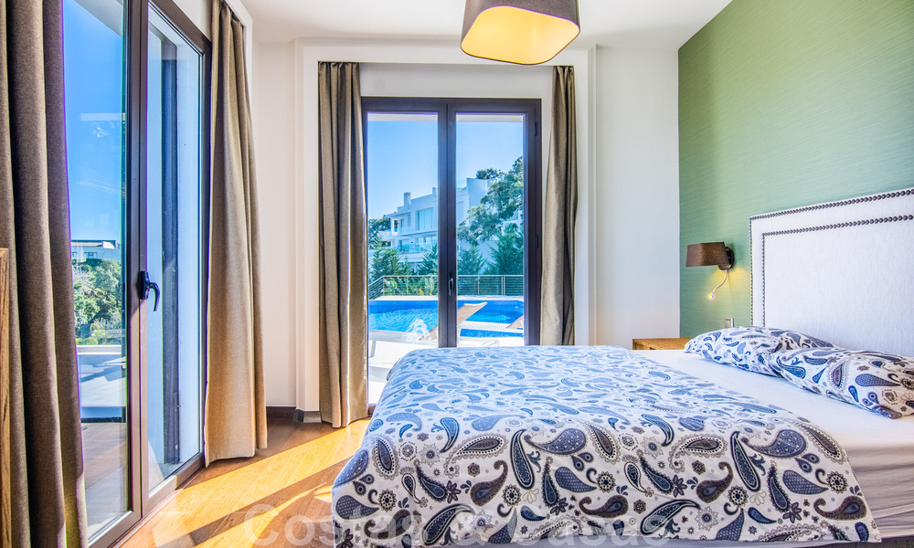 Villa independiente en venta en una posición elevada, con vistas panorámicas a la montaña y al mar en una exclusiva urbanización en Marbella Este 46980