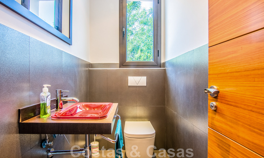 Villa independiente en venta en una posición elevada, con vistas panorámicas a la montaña y al mar en una exclusiva urbanización en Marbella Este 46981