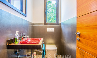 Villa independiente en venta en una posición elevada, con vistas panorámicas a la montaña y al mar en una exclusiva urbanización en Marbella Este 46981 