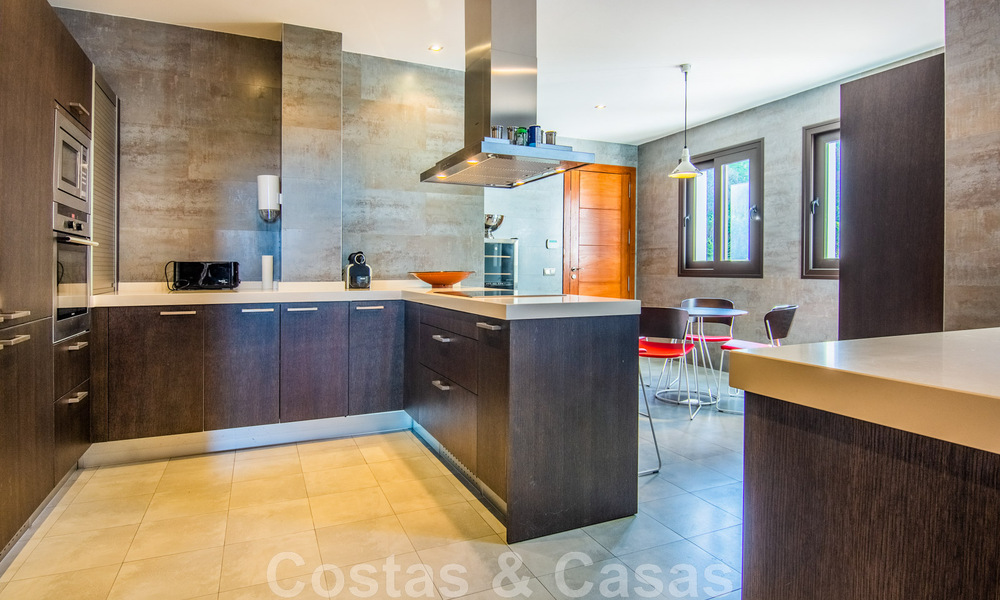 Villa independiente en venta en una posición elevada, con vistas panorámicas a la montaña y al mar en una exclusiva urbanización en Marbella Este 46982