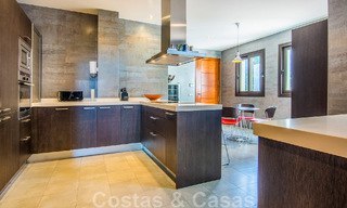 Villa independiente en venta en una posición elevada, con vistas panorámicas a la montaña y al mar en una exclusiva urbanización en Marbella Este 46982 