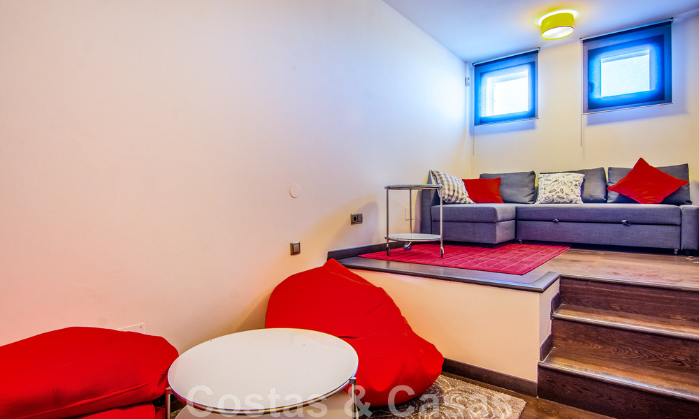 Villa independiente en venta en una posición elevada, con vistas panorámicas a la montaña y al mar en una exclusiva urbanización en Marbella Este 46983