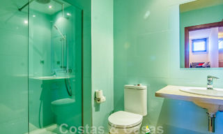 Villa independiente en venta en una posición elevada, con vistas panorámicas a la montaña y al mar en una exclusiva urbanización en Marbella Este 46984 