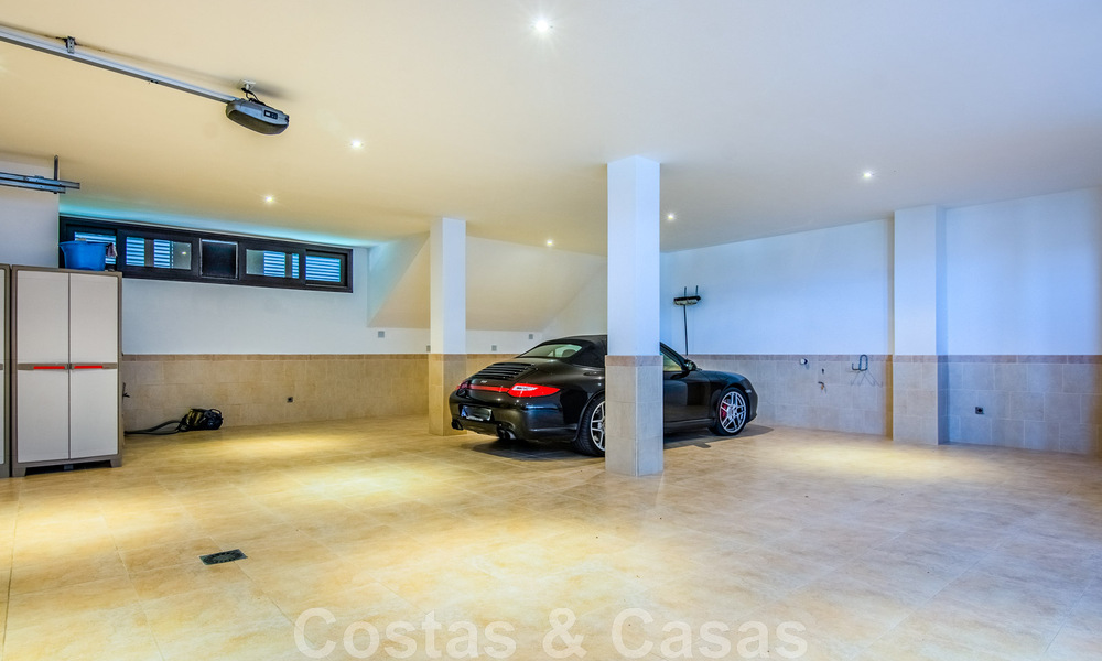 Villa independiente en venta en una posición elevada, con vistas panorámicas a la montaña y al mar en una exclusiva urbanización en Marbella Este 46985