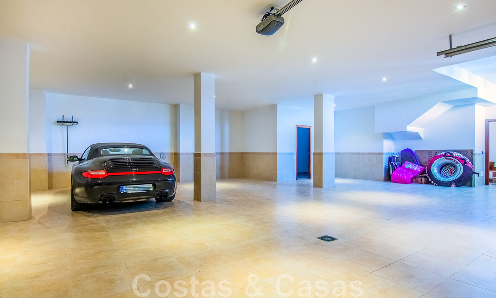 Villa independiente en venta en una posición elevada, con vistas panorámicas a la montaña y al mar en una exclusiva urbanización en Marbella Este 46986