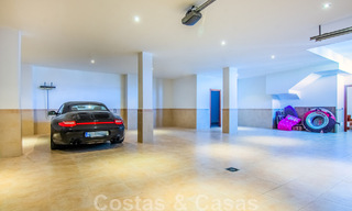 Villa independiente en venta en una posición elevada, con vistas panorámicas a la montaña y al mar en una exclusiva urbanización en Marbella Este 46986 