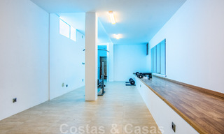 Villa independiente en venta en una posición elevada, con vistas panorámicas a la montaña y al mar en una exclusiva urbanización en Marbella Este 46987 