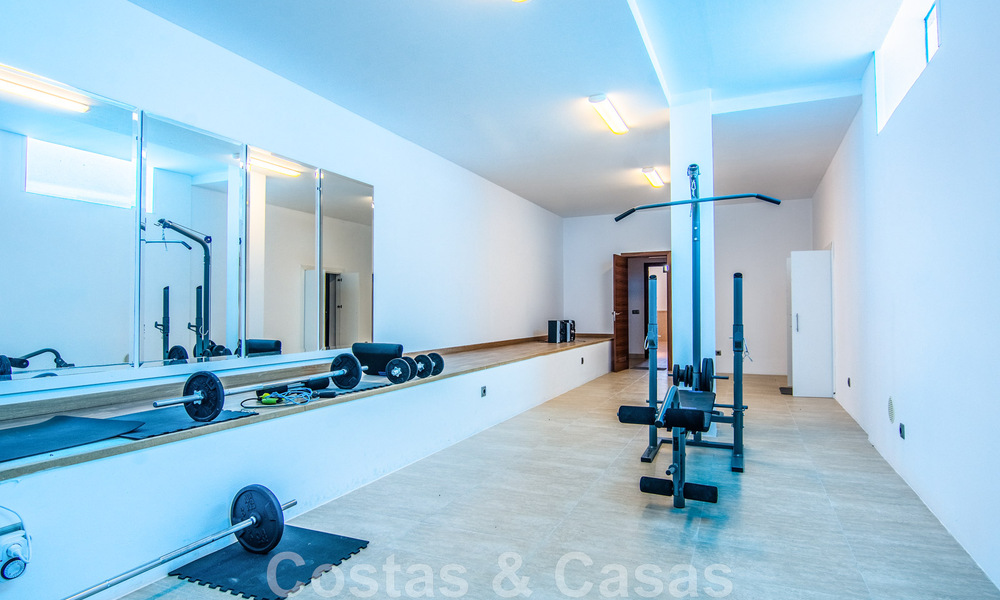 Villa independiente en venta en una posición elevada, con vistas panorámicas a la montaña y al mar en una exclusiva urbanización en Marbella Este 46988