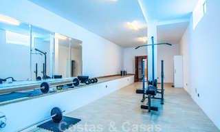 Villa independiente en venta en una posición elevada, con vistas panorámicas a la montaña y al mar en una exclusiva urbanización en Marbella Este 46988 