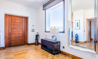 Villa independiente en venta en una posición elevada, con vistas panorámicas a la montaña y al mar en una exclusiva urbanización en Marbella Este 46989 