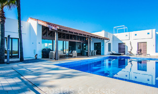 Villa independiente en venta en una posición elevada, con vistas panorámicas a la montaña y al mar en una exclusiva urbanización en Marbella Este 46990 
