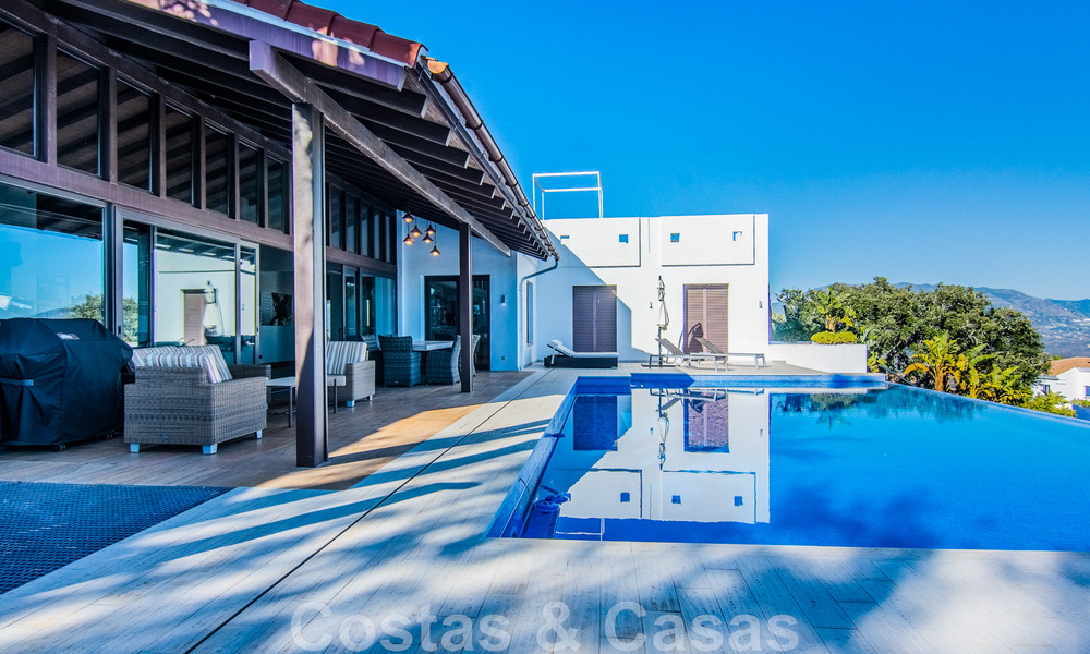 Villa independiente en venta en una posición elevada, con vistas panorámicas a la montaña y al mar en una exclusiva urbanización en Marbella Este 46991