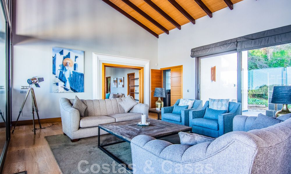Villa independiente en venta en una posición elevada, con vistas panorámicas a la montaña y al mar en una exclusiva urbanización en Marbella Este 46992