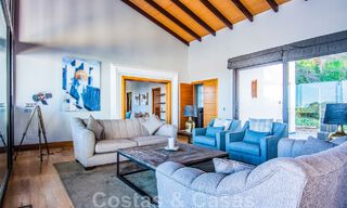 Villa independiente en venta en una posición elevada, con vistas panorámicas a la montaña y al mar en una exclusiva urbanización en Marbella Este 46992 