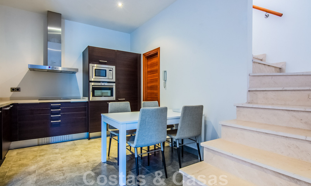 Villa independiente en venta en una posición elevada, con vistas panorámicas a la montaña y al mar en una exclusiva urbanización en Marbella Este 46993