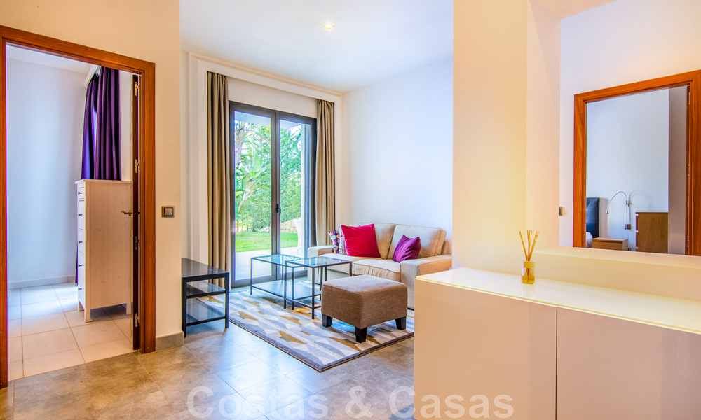 Villa independiente en venta en una posición elevada, con vistas panorámicas a la montaña y al mar en una exclusiva urbanización en Marbella Este 46994