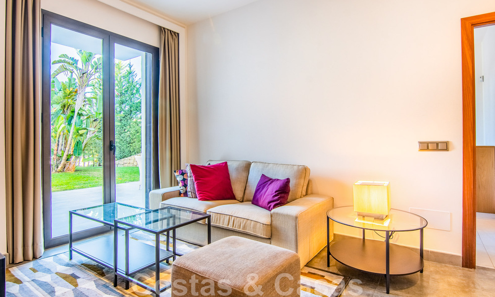 Villa independiente en venta en una posición elevada, con vistas panorámicas a la montaña y al mar en una exclusiva urbanización en Marbella Este 46995