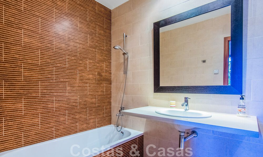 Villa independiente en venta en una posición elevada, con vistas panorámicas a la montaña y al mar en una exclusiva urbanización en Marbella Este 46996