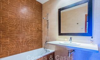 Villa independiente en venta en una posición elevada, con vistas panorámicas a la montaña y al mar en una exclusiva urbanización en Marbella Este 46996 