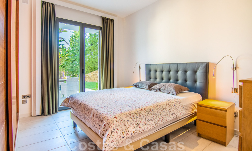 Villa independiente en venta en una posición elevada, con vistas panorámicas a la montaña y al mar en una exclusiva urbanización en Marbella Este 46997