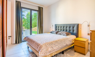 Villa independiente en venta en una posición elevada, con vistas panorámicas a la montaña y al mar en una exclusiva urbanización en Marbella Este 46997 