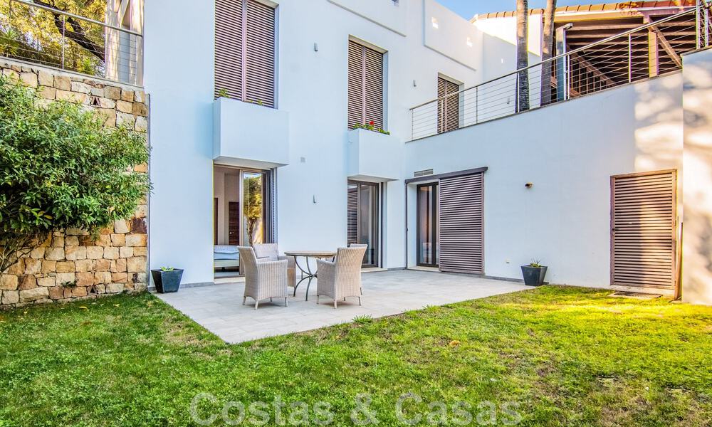 Villa independiente en venta en una posición elevada, con vistas panorámicas a la montaña y al mar en una exclusiva urbanización en Marbella Este 46998