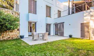 Villa independiente en venta en una posición elevada, con vistas panorámicas a la montaña y al mar en una exclusiva urbanización en Marbella Este 46998 