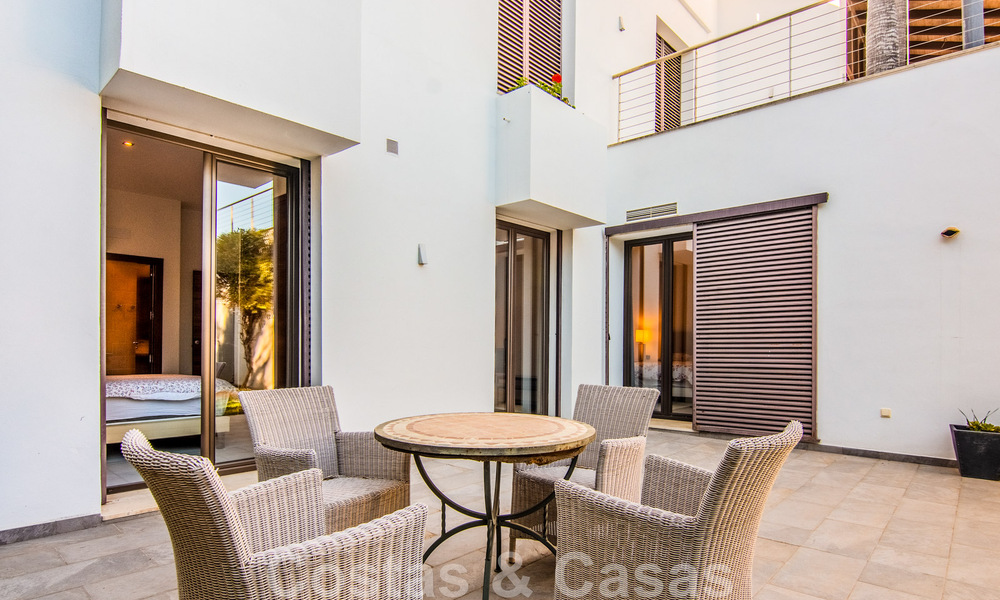 Villa independiente en venta en una posición elevada, con vistas panorámicas a la montaña y al mar en una exclusiva urbanización en Marbella Este 46999