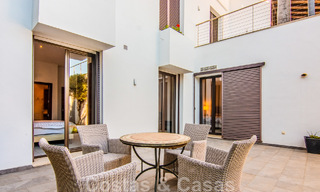 Villa independiente en venta en una posición elevada, con vistas panorámicas a la montaña y al mar en una exclusiva urbanización en Marbella Este 46999 