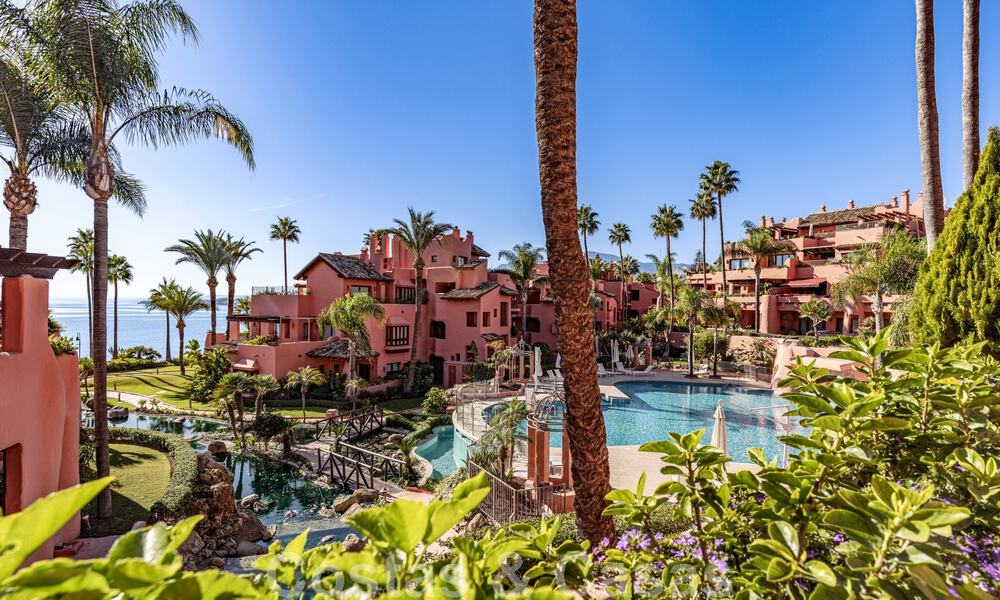 Ático de lujo en venta en un complejo residencial de cinco estrellas en primera línea de playa con impresionantes vistas al mar, en la Nueva Milla de Oro entre Marbella y Estepona 46571