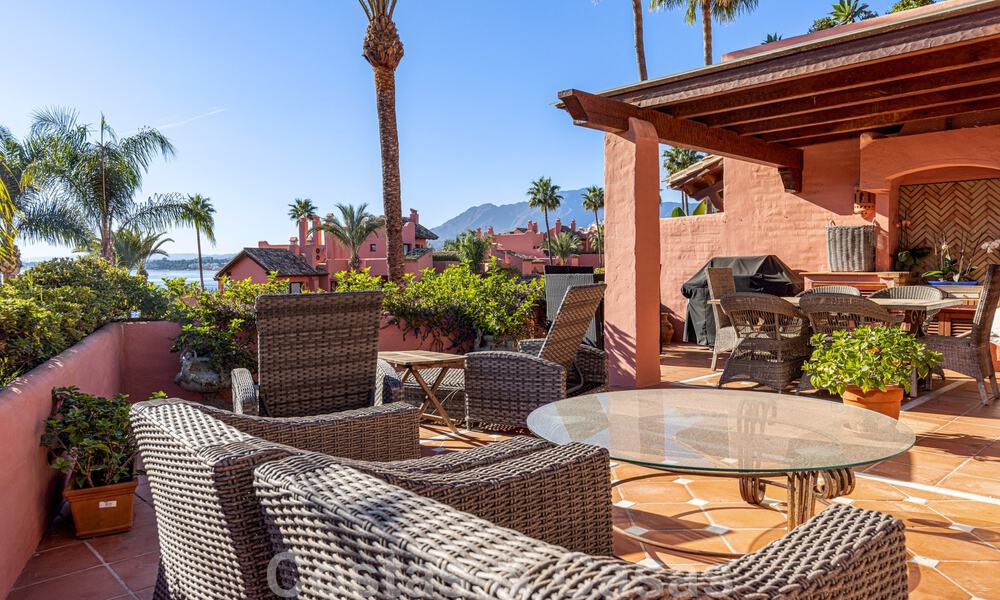 Ático de lujo en venta en un complejo residencial de cinco estrellas en primera línea de playa con impresionantes vistas al mar, en la Nueva Milla de Oro entre Marbella y Estepona 46580
