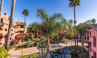 Ático de lujo en venta en un complejo residencial de cinco estrellas en primera línea de playa con impresionantes vistas al mar, en la Nueva Milla de Oro entre Marbella y Estepona 46585 