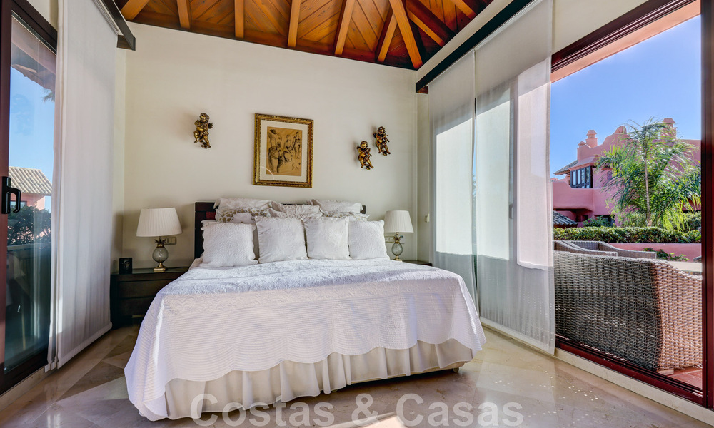Ático de lujo en venta en un complejo residencial de cinco estrellas en primera línea de playa con impresionantes vistas al mar, en la Nueva Milla de Oro entre Marbella y Estepona 46586