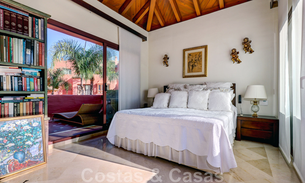 Ático de lujo en venta en un complejo residencial de cinco estrellas en primera línea de playa con impresionantes vistas al mar, en la Nueva Milla de Oro entre Marbella y Estepona 46587