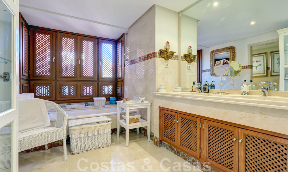 Ático de lujo en venta en un complejo residencial de cinco estrellas en primera línea de playa con impresionantes vistas al mar, en la Nueva Milla de Oro entre Marbella y Estepona 46591