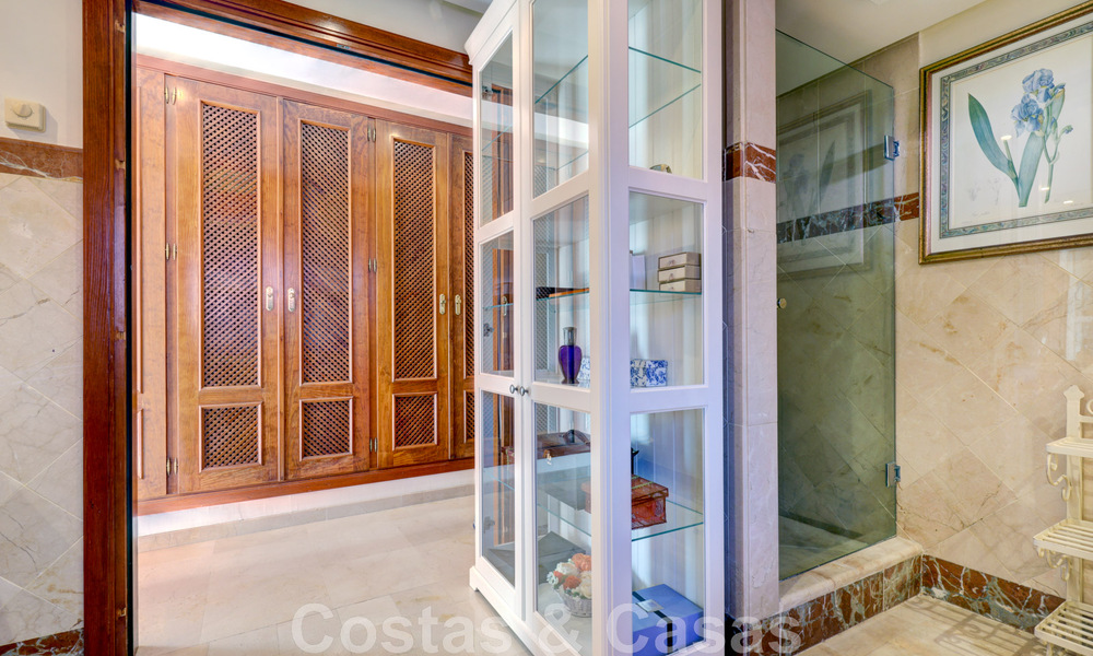 Ático de lujo en venta en un complejo residencial de cinco estrellas en primera línea de playa con impresionantes vistas al mar, en la Nueva Milla de Oro entre Marbella y Estepona 46592