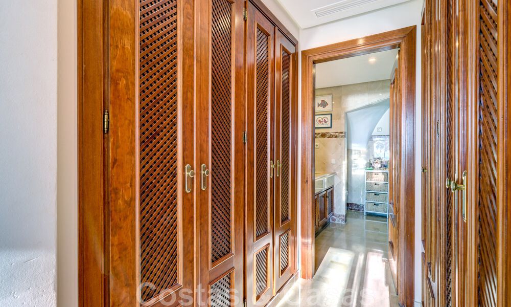 Ático de lujo en venta en un complejo residencial de cinco estrellas en primera línea de playa con impresionantes vistas al mar, en la Nueva Milla de Oro entre Marbella y Estepona 46599